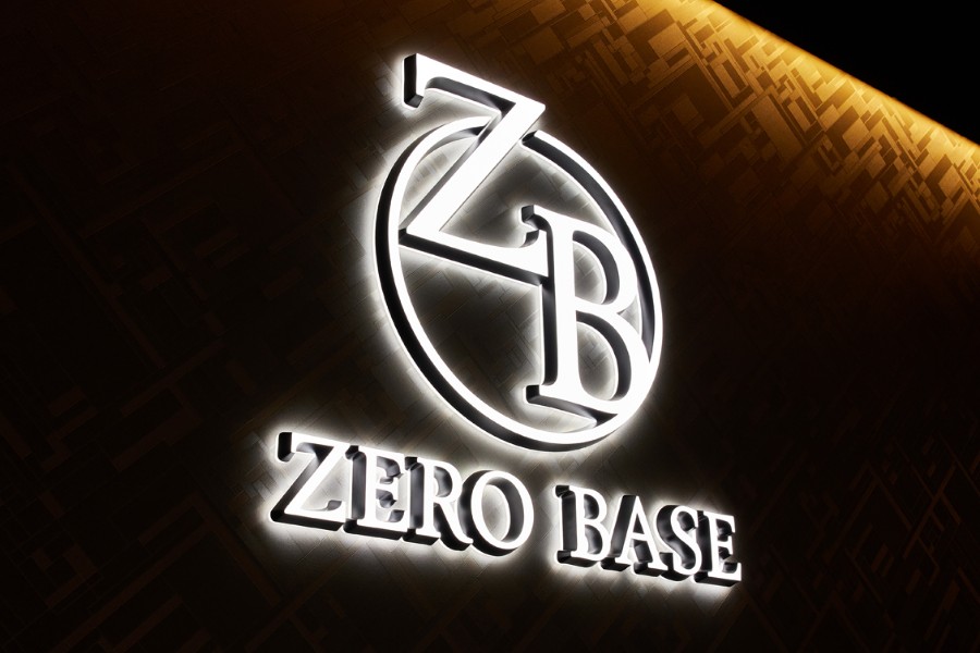 メンズ専門脱毛サロン「ZERO BASE」のエントランスのロゴ照明